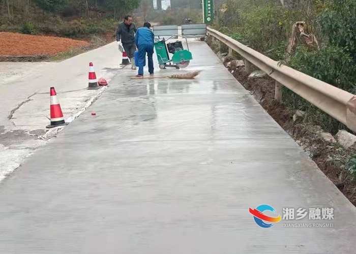 [交通运输局]办实事解民忧 修复公路保安畅