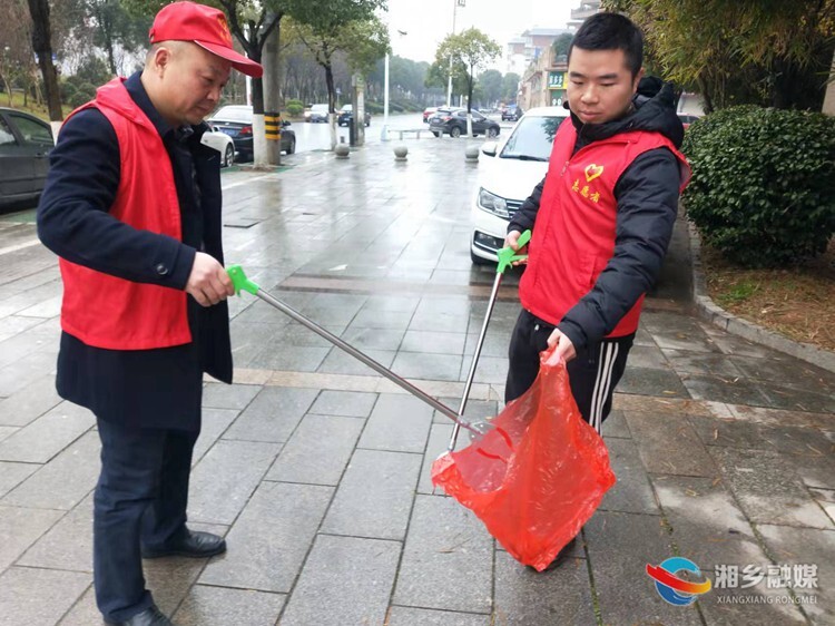 [审计局]志愿者开展文明劝导志愿活动