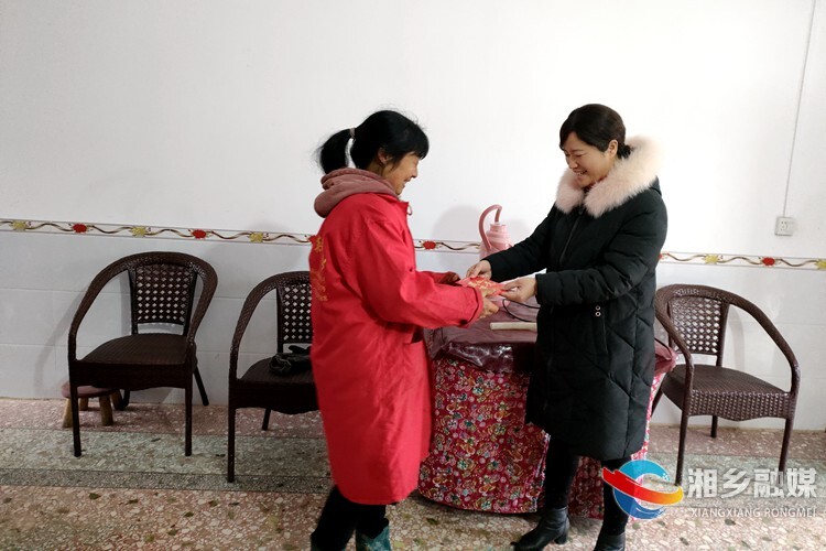 [网信办]情系困难群众 春节慰问暖人心