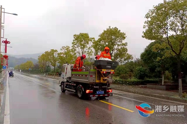 [城管局]全力以赴应对低温雨雪天气