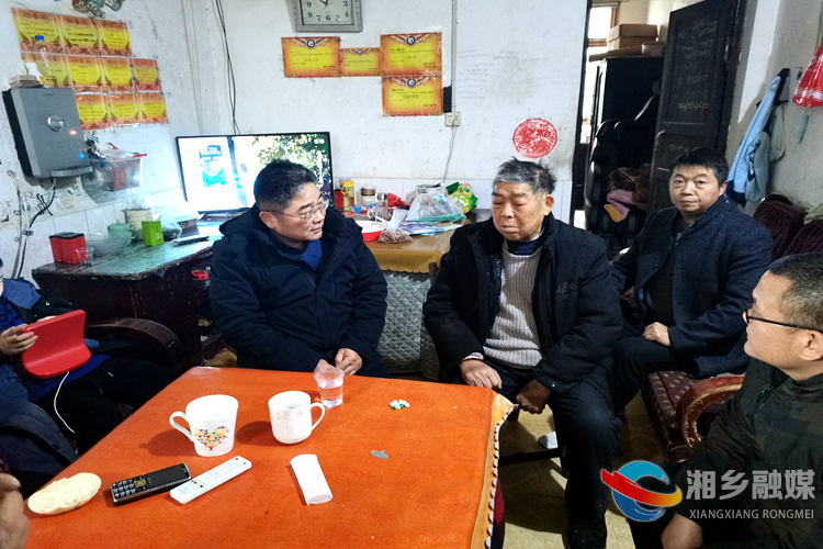 [财政局]春节前夕走访慰问 浓浓关爱温暖人心