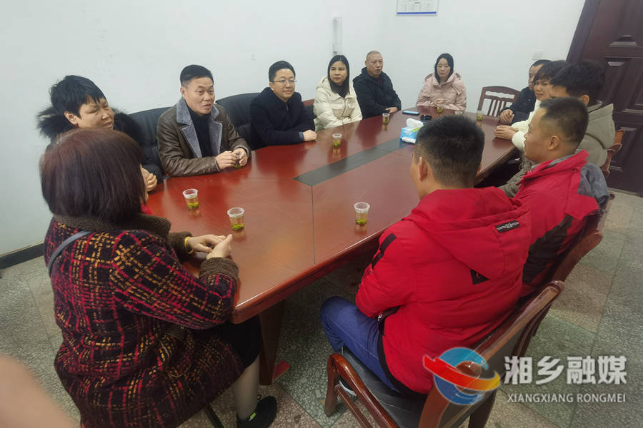 弘扬榜样力量 谢岸烨慰问见义勇为村民