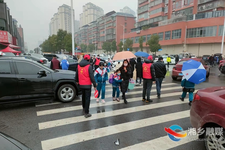 【创建全国文明城市】[市委编办]志愿者冒雨护航 助力学子返校安全