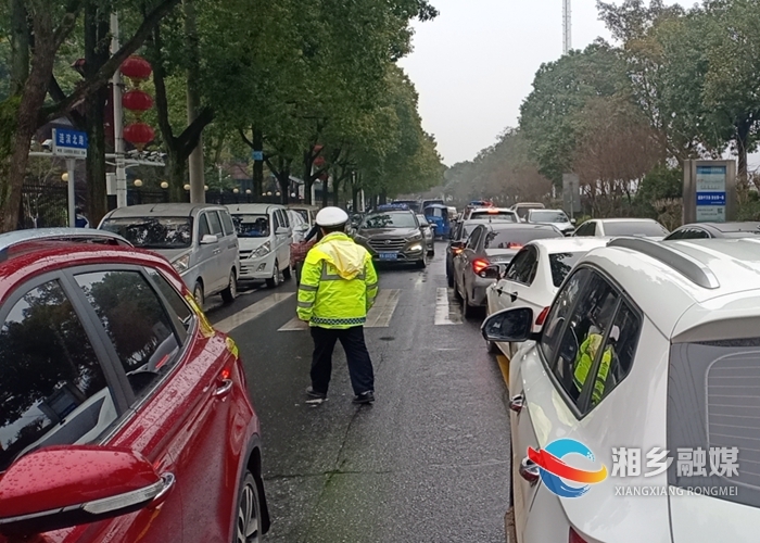 [公安局]交警大队全力以赴护航春季开学 保交通畅安