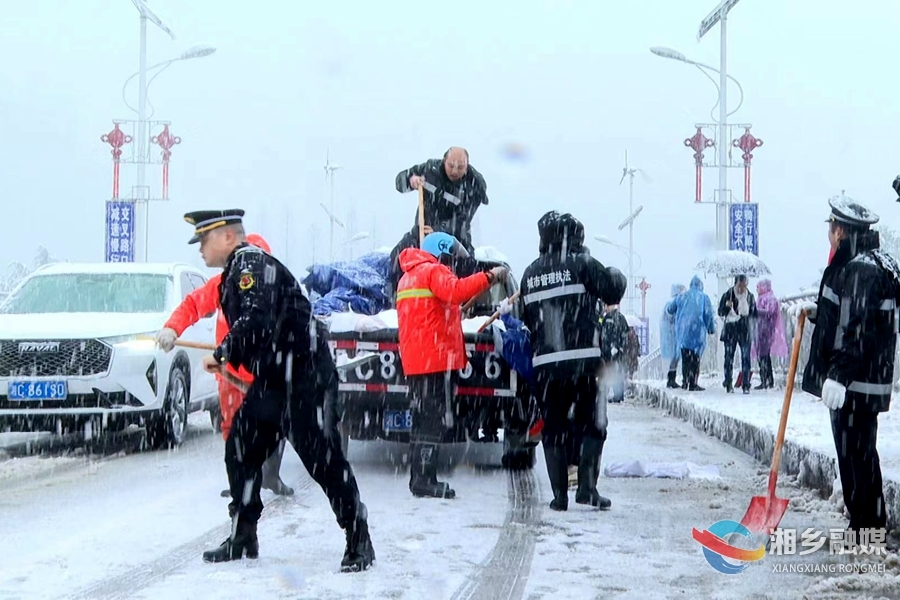 【应对低温雨雪天气】城管局：干部职工齐上阵 扫雪清障保畅通