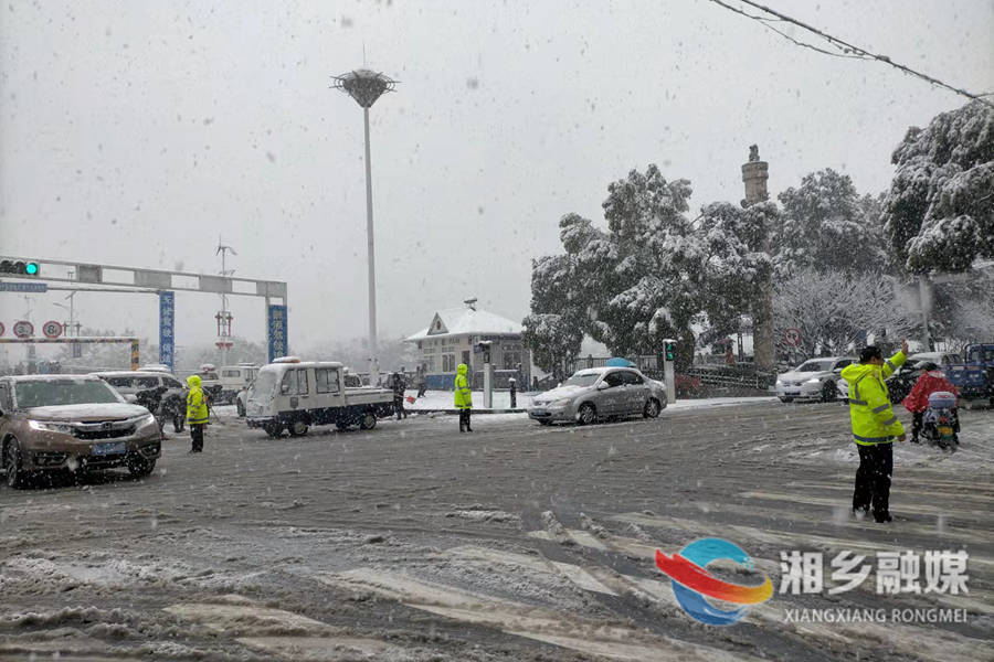 【应对低温雨雪天气】交警大队：雪景有雪“警” 守护群众平安出行