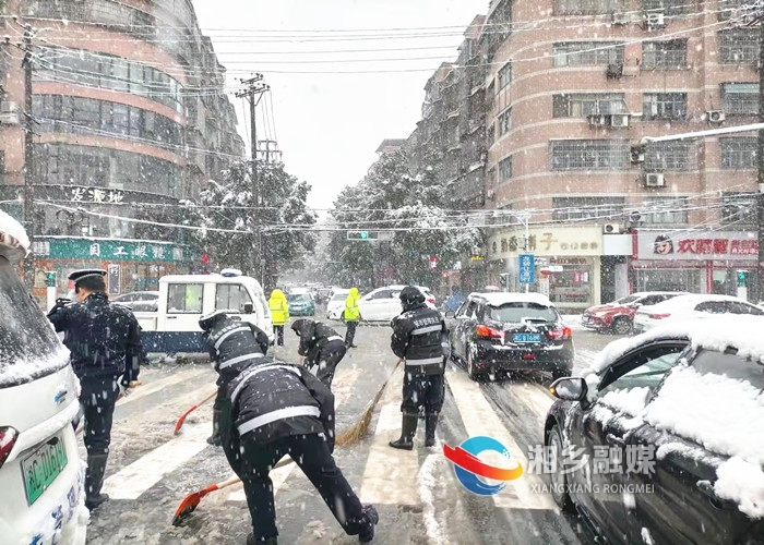 【应对低温雨雪天气】以雪为令！湘乡各部门单位全力扫雪除障保畅通