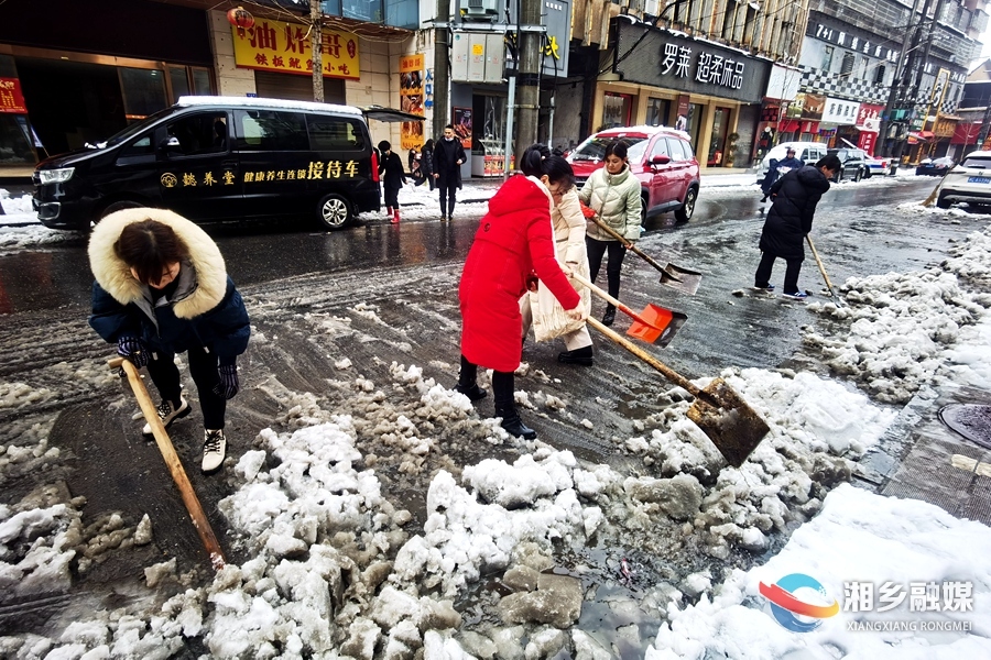 【应对低温雨雪天气】扫雪除冰 爱心暖寒冬
