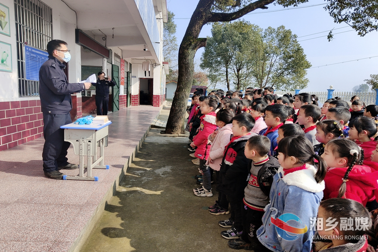 [教育局]铁警普法宣传进校园 上好安全“第一课”