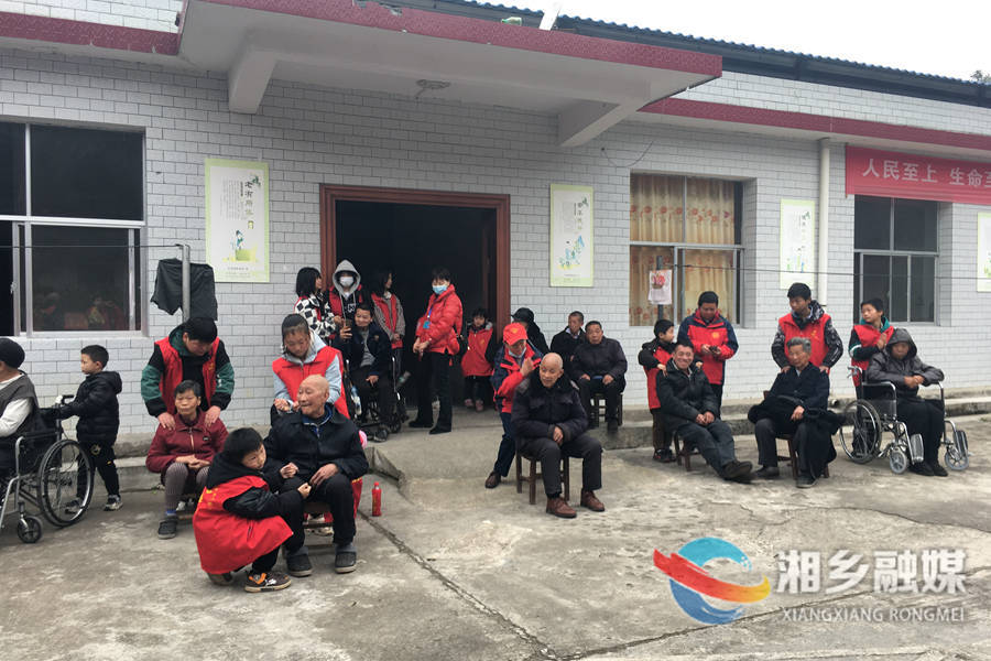 龙城志愿者协会：关爱儿童老人 传承雷锋精神