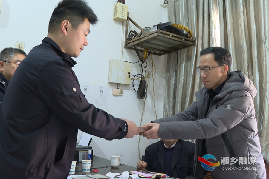 凡人善举 | 七旬老党员拾金不昧18700元现金物归原主