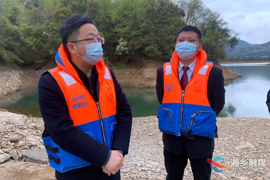 谢岸烨到水府庙水库巡河