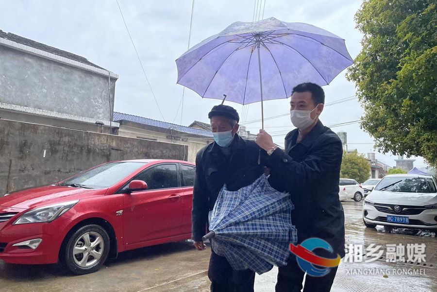 【防控疫情 我们在一起】雨天全程护送 接种疫苗安心又暖心