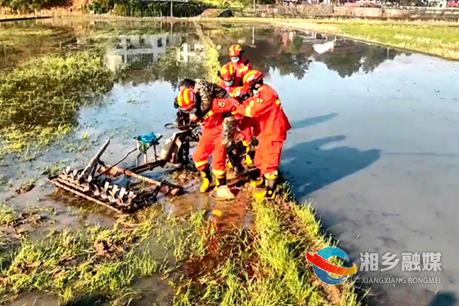[消防救援大队] 一男子因操作不当被农机卡腿 湘乡消防紧急救援