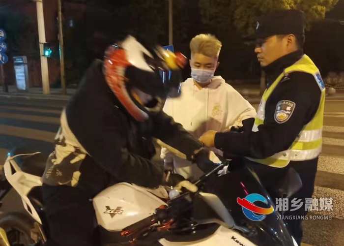 [公安局]摩托车“炸街”扰民 交警夜查纠违