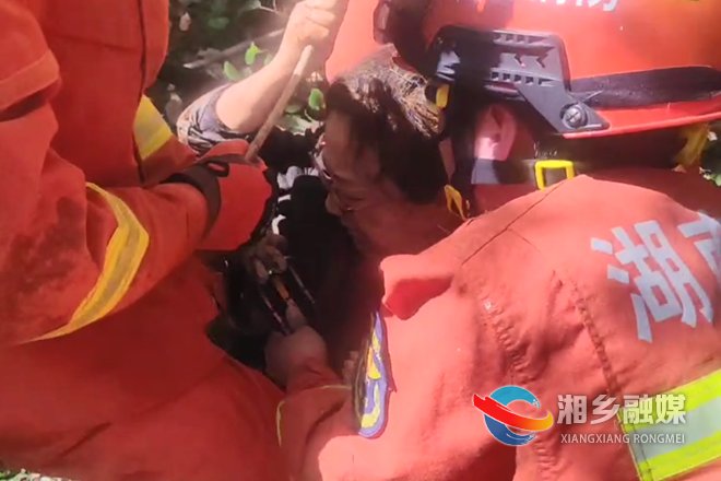 [消防救援大队]妇女上山采茶不慎跌入洞穴 消防紧急救援