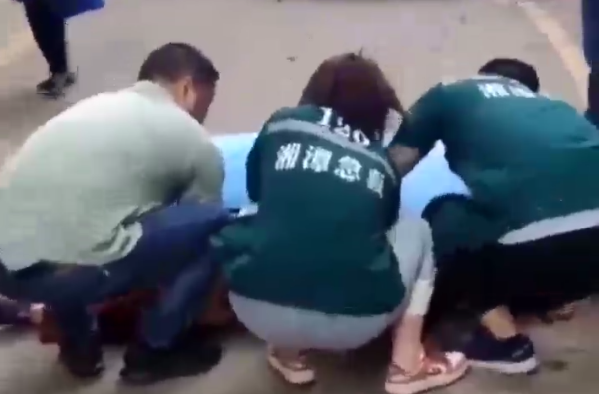 暖心！路遇老人晕倒，他挺身而出