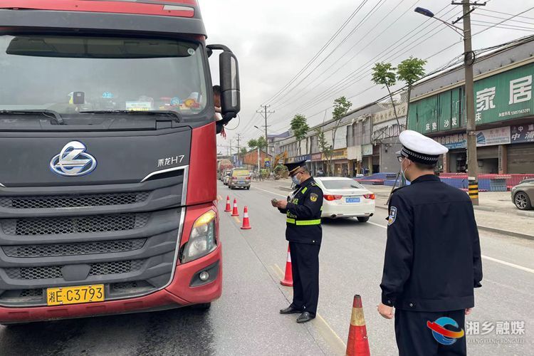 多部门联合开展道路交通安全整治行动 查处超限超载车辆10台
