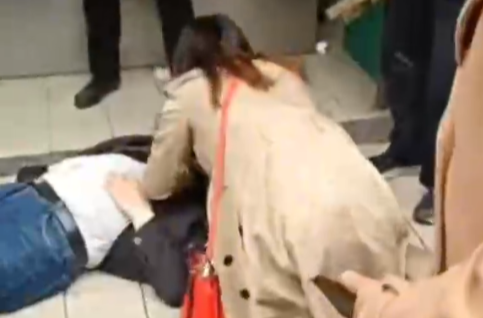 路遇老人倒地，湘乡女子挺身施救