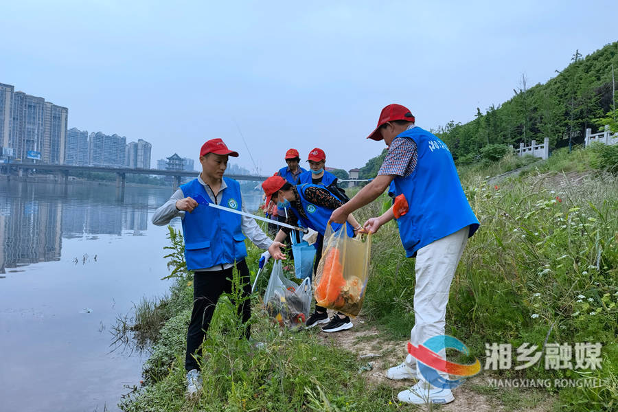 【创建全国文明城市】湘潭生态环境保护协会湘乡中队：清理河道垃圾 美化河岸环境
