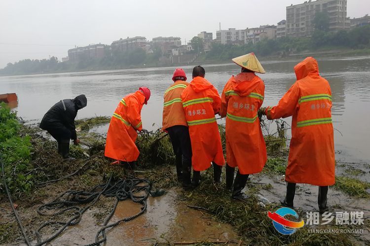 [城管局]全力清理河道 打造水清河畅美丽涟水