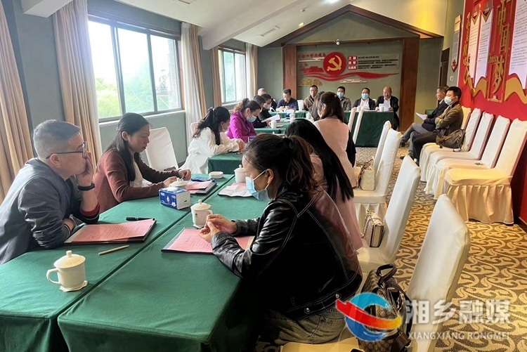 向基层倾斜 湘乡完成首次基层中小学一级教师职称评审工作