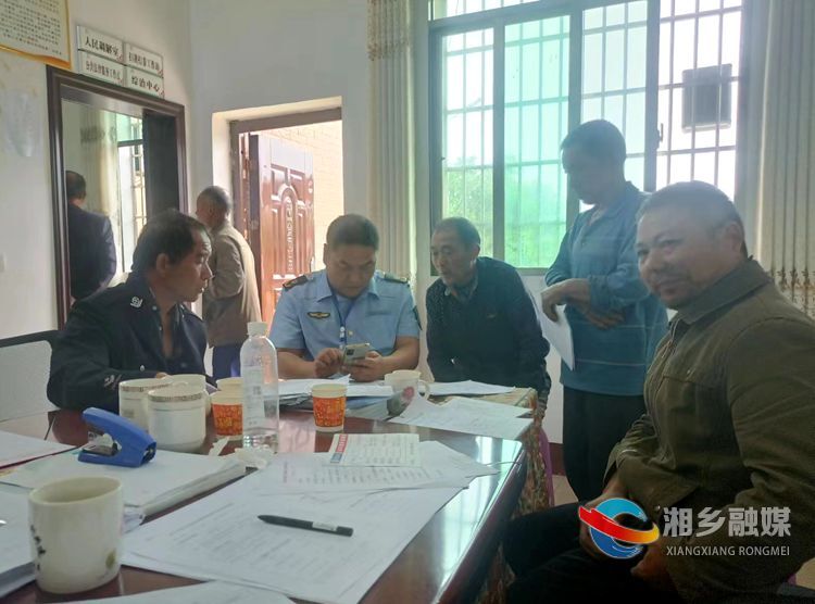 【心连心走基层 面对面解难题】[市场监督管理局]上门为种植、养殖户集体办照