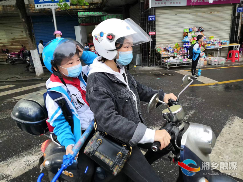 [教育局]向阳学校：文明交通要牢记 “一盔一带”保安全