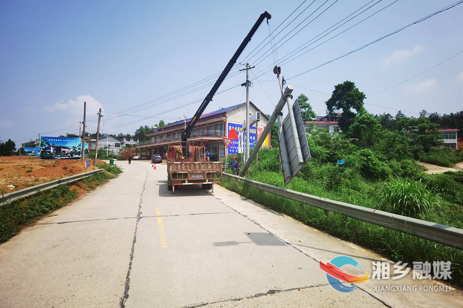 【文明创建进行时】拆除非法广告牌 确保公路安全畅通