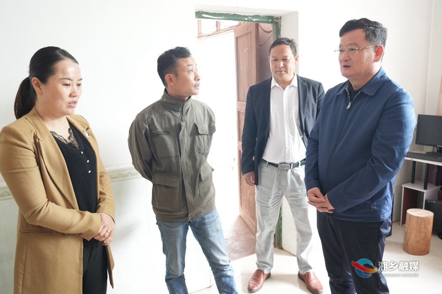 赵新文赴龙洞镇联系走访人大代表并开展群众接待活动