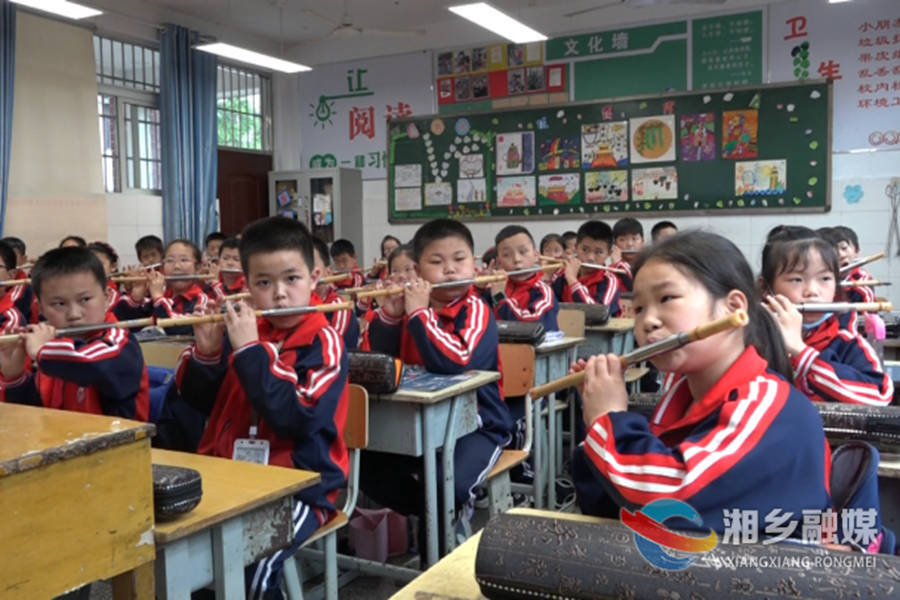 “双减”下的快乐课堂 | 东方红学校：特色课程进校园 巴乌之声传课堂