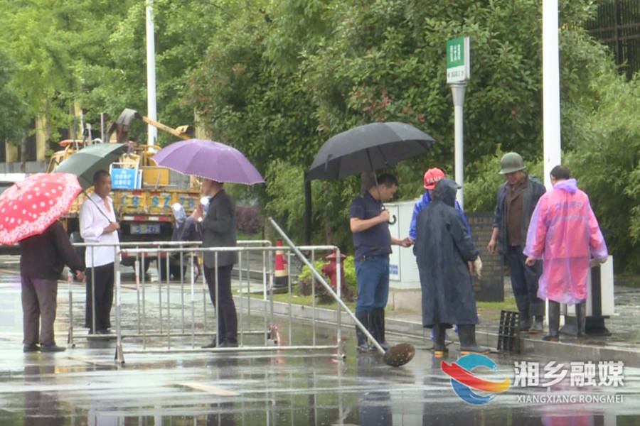 【闻“汛”而动】暴雨导致城区内涝 市政维护中心及时疏通保畅