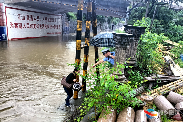 [公安局]启动恶劣天气应急预案 交警雨天疏堵排险