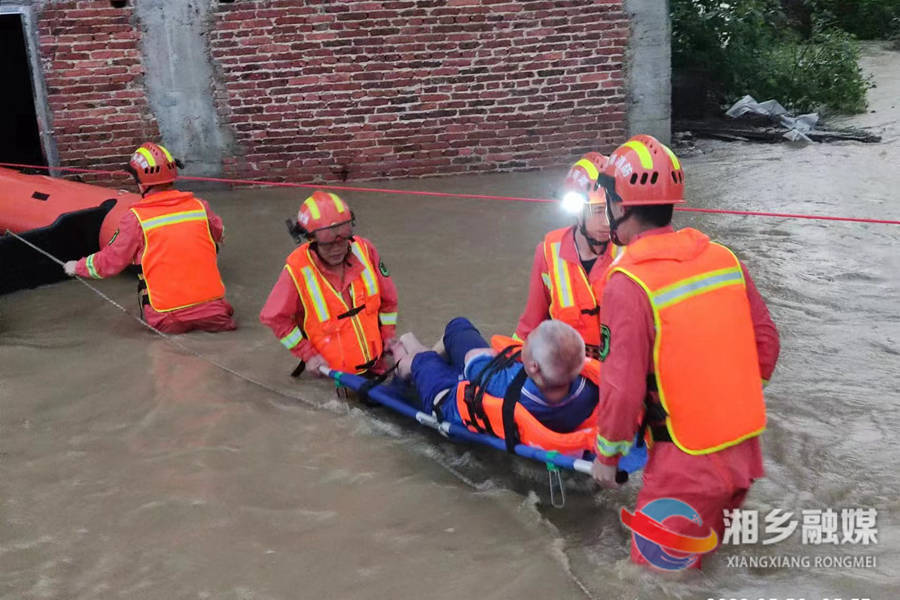 【闻“汛”而动】湘乡暴雨致民房被淹 消防紧急救出被困老人