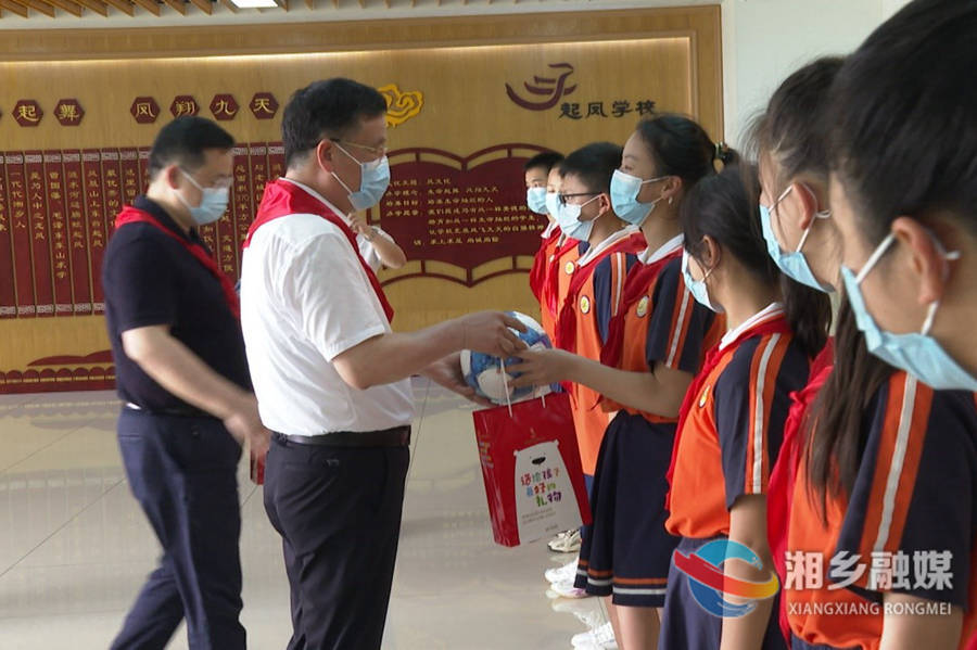 赵新文寄语全市少年儿童：树立远大理想 健康快乐成长