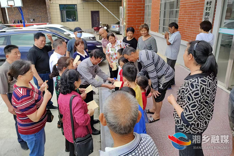 [卫健局]大手牵小手 “五老”爱儿童