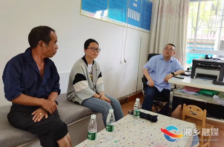 [民革]爱心帮扶困难学子