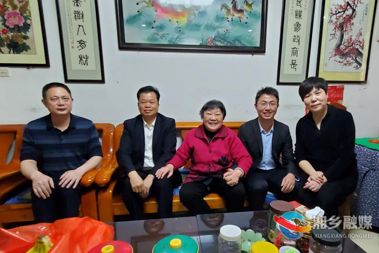 [文明办]慰问文明家庭 弘扬榜样力量