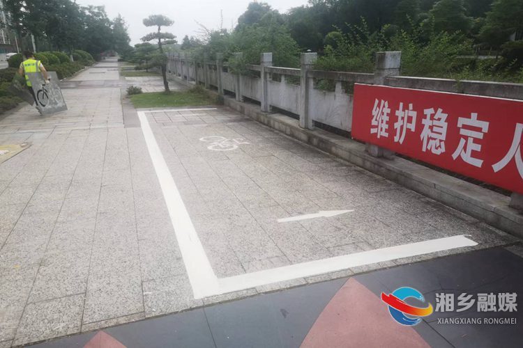 [城管局]施划停车位 让文明入“位”