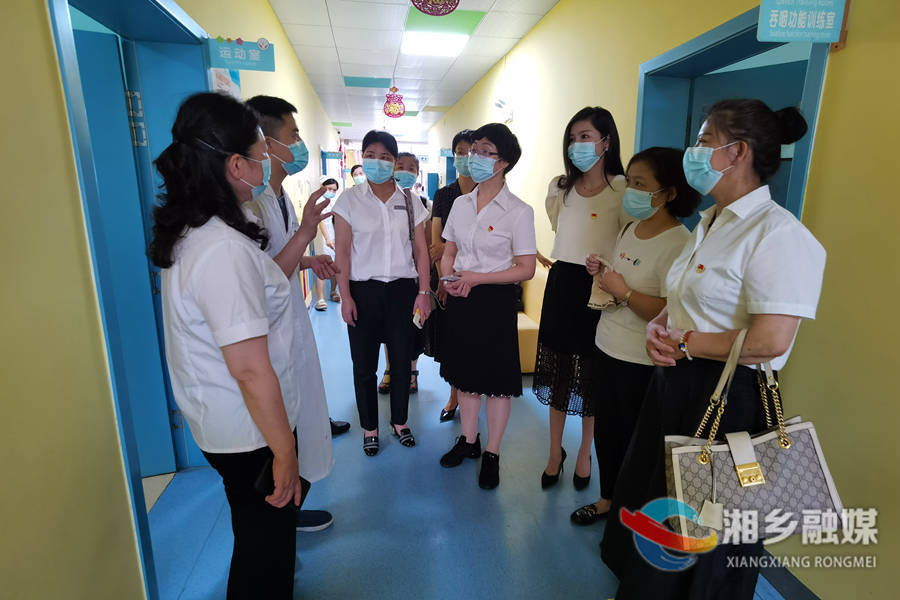 湘潭市妇联组织女企业家协会党支部来湘乡开展主题党日活动