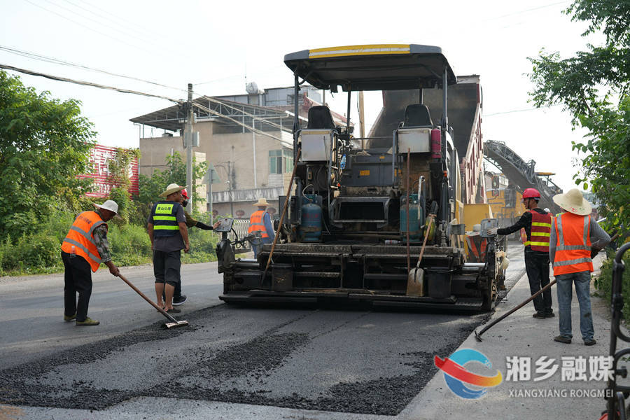 【文明创建进行时】市交通运输局：修复入城口破损道路 方便群众畅安出行