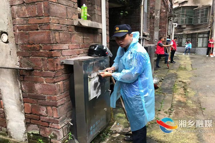 [城管局]整治“牛皮癣” 城管在行动