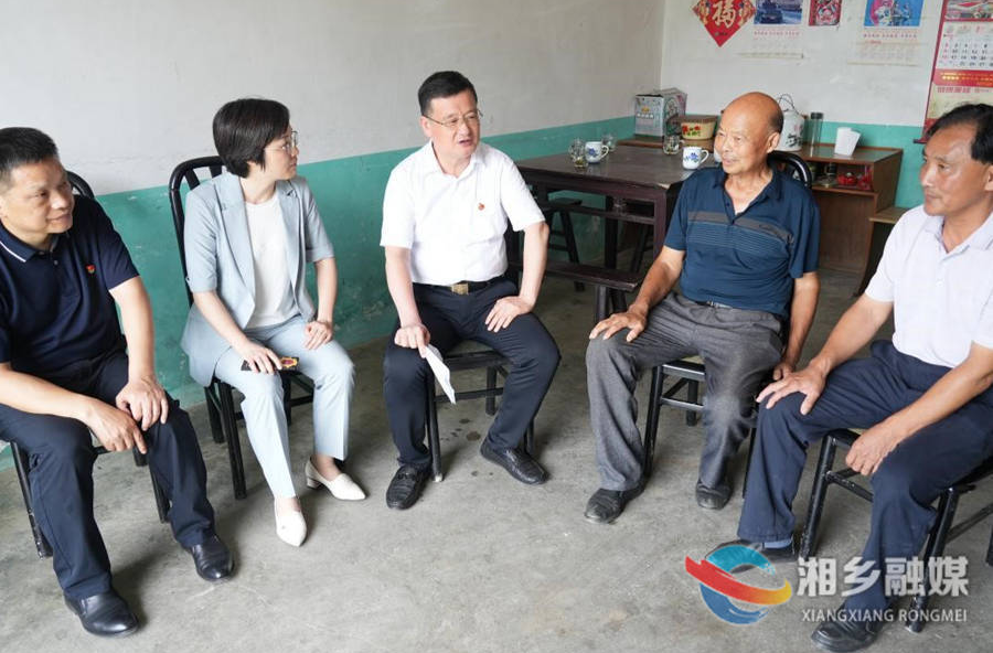 赵新文郭勇等走访慰问困难党员