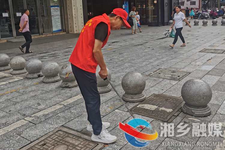 [水利局]党员齐出动 共创文明城