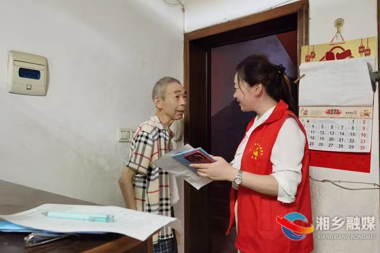 [市委宣传部]晚间入户宣传创文 让文明意识深入人心