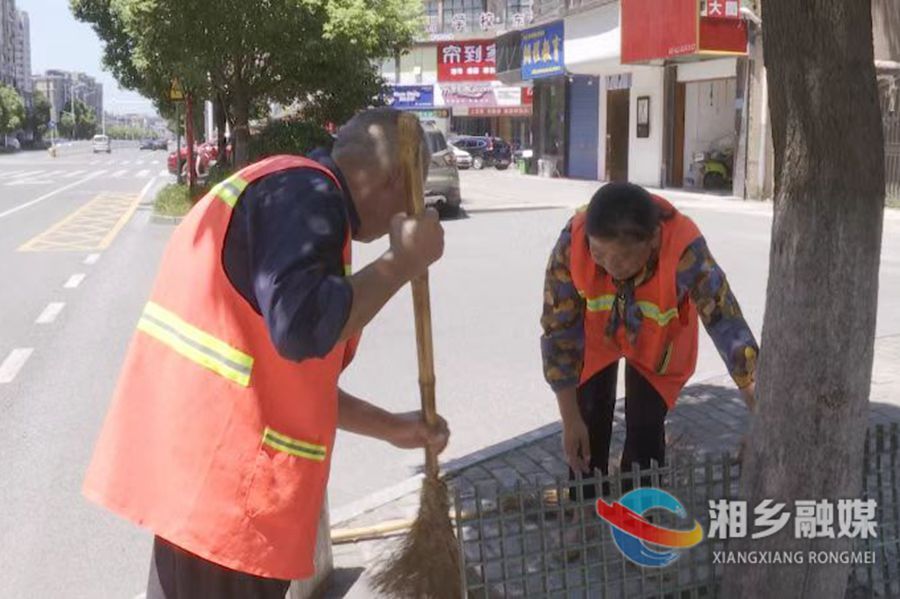 【高温下的坚守】环卫工人：头顶热浪 为城市“梳妆”
