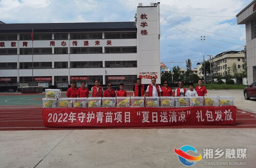 [龙城志愿者协会]炎炎夏日送清凉 丝丝关爱暖人心