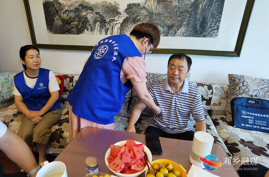 夏日送清凉 湘乡开展离退休老干部暑期慰问活动