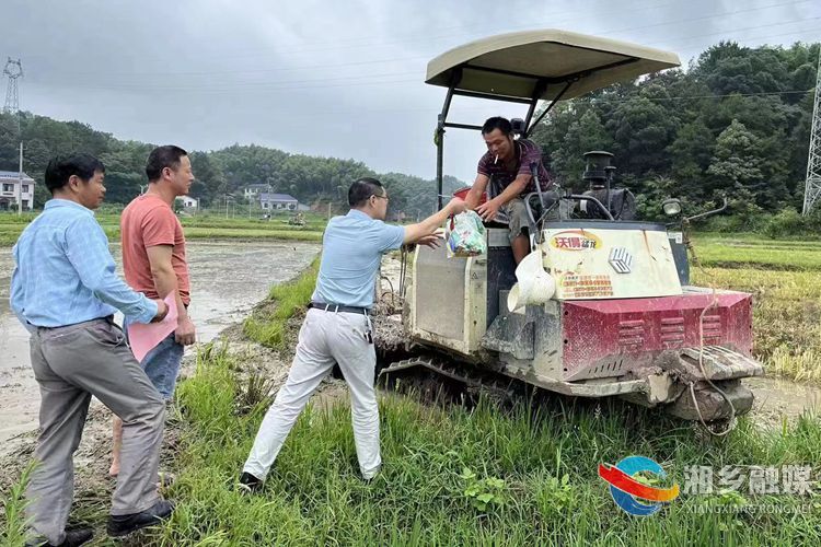 [农业农村局]高温酷暑忙“双抢”服务机手送清凉