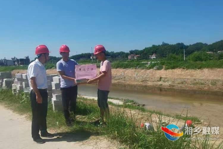 [水利局]开展“夏送清凉”慰问活动